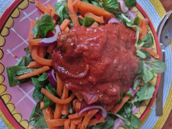 Gehaktrolletjes in tomatensaus met zoete aardappelfriet & salade